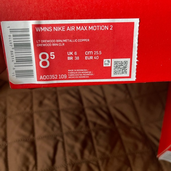 Nike Womens WMNS Air Max Motion 2 Size 8.5. Color OREWOOD BRN/METALLIC COPPER - Picture 12 of 12